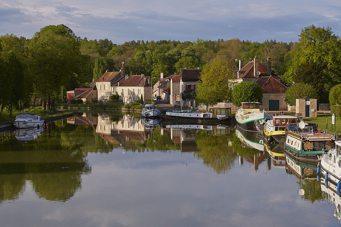 Houseboats at Tanlay port , Canal de Bourgogne , Departement Yonne , Burgundy , France , Europe