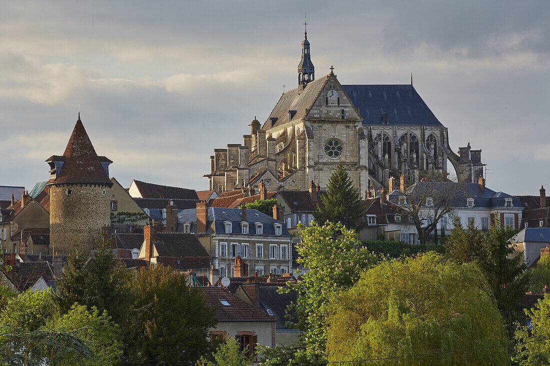 Blick auf die Kirche Saint-Florentin und den Glockenturm in Saint-Florentin am Canal de Bourgogne , Dept. Yonne , Region Burgund , Frankreich , Europa