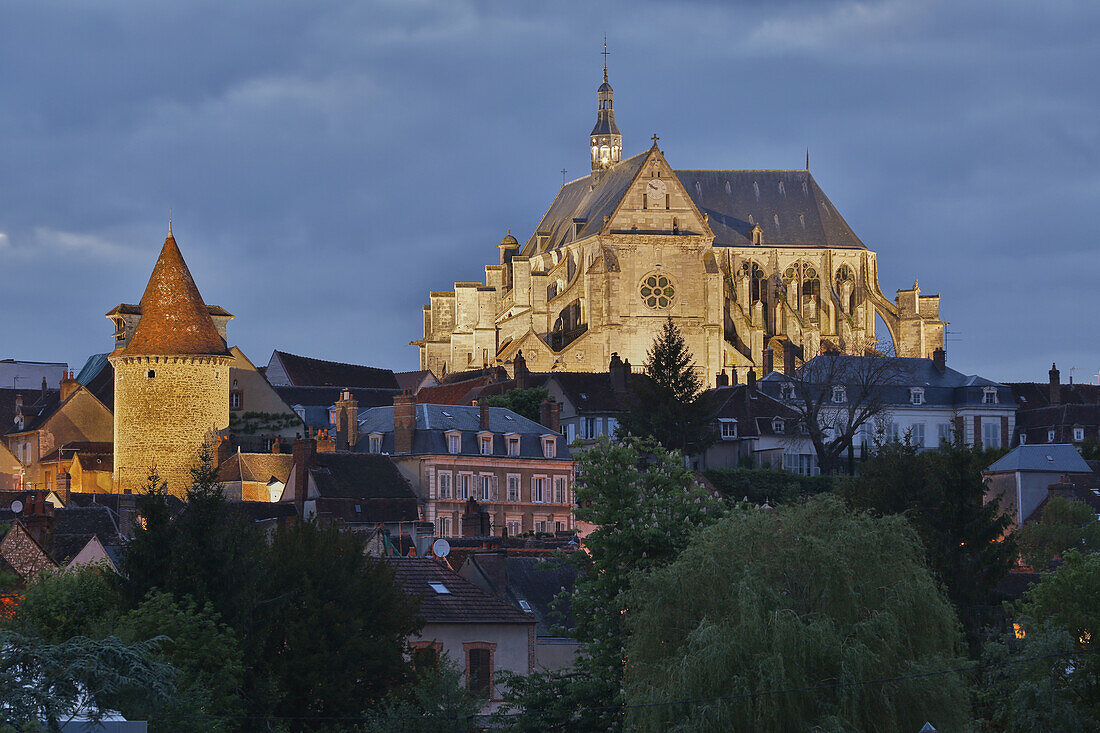 Blick auf die Kirche Saint-Florentin und den Glockenturm in Saint-Florentin am Canal de Bourgogne , Dept. Yonne , Region Burgund , Frankreich , Europa