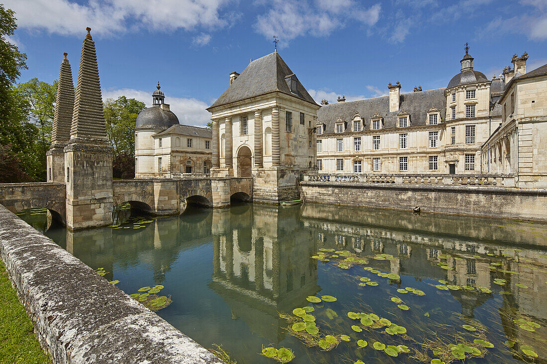 Schloß von Tanlay am Canal de Bourgogne , Dept. Yonne , Region Burgund , Frankreich , Europa