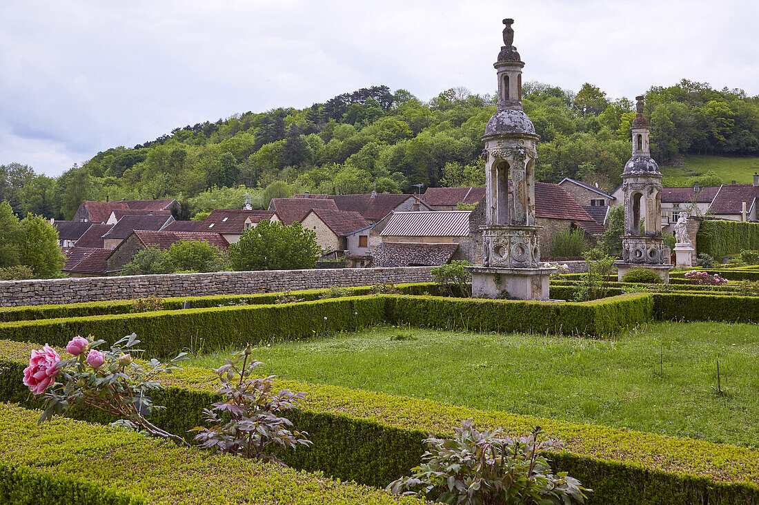 Schloßgarten und Ort , Château de Bussy-Rabutin 16.Jh. , Bussy-le-Grand , Dept. Côte-d'Or , Region Burgund , Frankreich , Europa