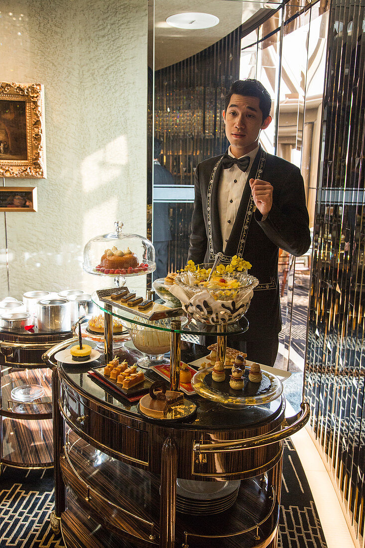 Kellner mit Dessertwagen im Robuchon au Dome Restaurant vom Grand Lisboa Hotel & Casino, Macau, Macau, China