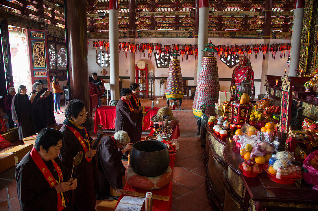 Frauen während des Gebets an einem Tempel im A-Ma Cultural Village, Coloane, Macau, China
