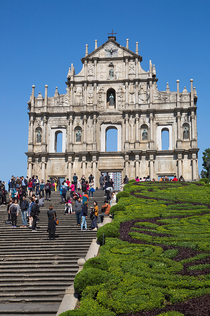 Menschen auf der Treppe vor der Ruine St. Paul, Macau, Macau, China