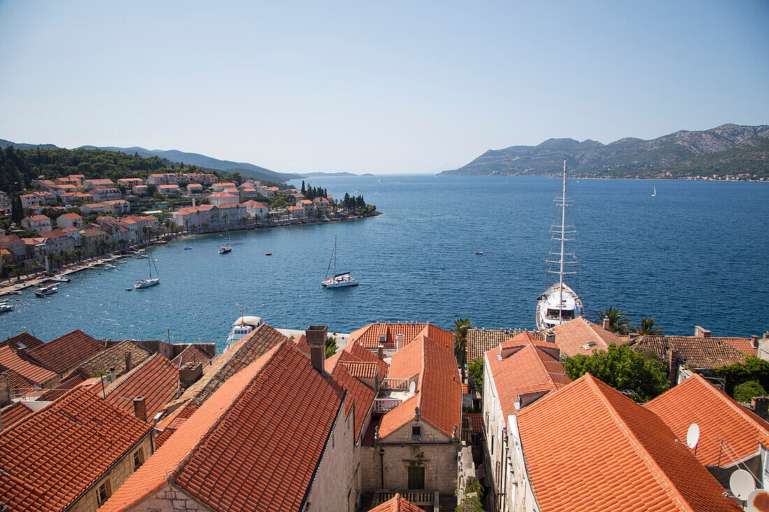 Blick von der St. Markus Kathedrale über die Dächer der Altstadt und Segelboote im Hafen, Korcula, Dubrovnik-Neretva, Kroatien