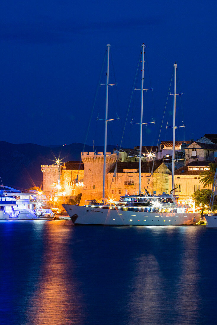 Motorsegler Kreuzfahrtschiff M/S Panorama (Variety Cruises) an der Pier vor Festung der Altstadt in der Abenddämmerung, Korcula, Dubrovnik-Neretva, Kroatien