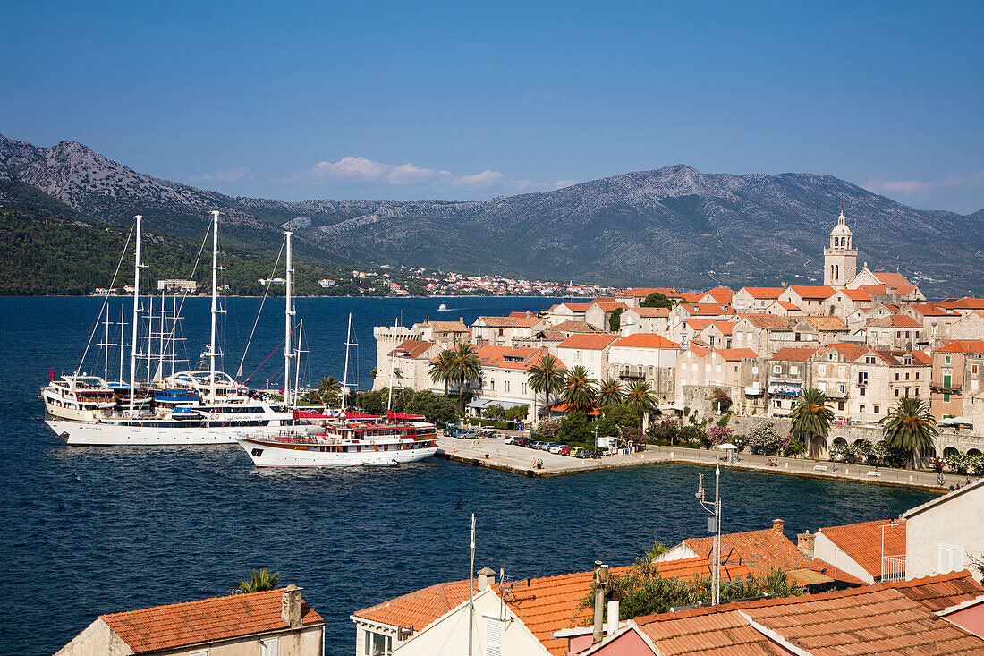 Motorsegler Kreuzfahrtschiff M/S Panorama (Variety Cruises) und andere Segelboote an der Pier vor Altstadt mit St. Markus Kathedrale, Korcula, Dubrovnik-Neretva, Kroatien