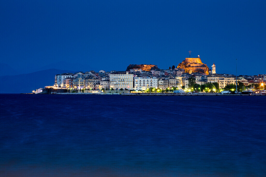 Blick vom Hafen auf die Altstadt in der Abenddämmerung, Kerkyra (Korfu-Stadt), Korfu, Ionische Inseln, Griechenland