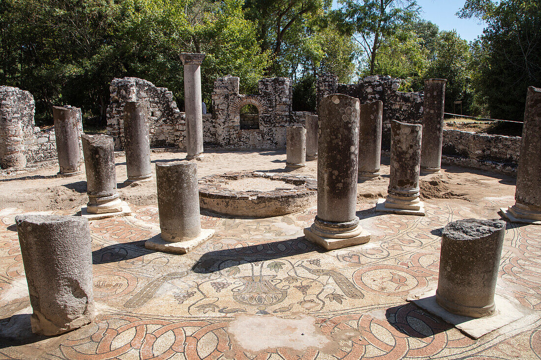 Mosaik am Boden und Säulen im Baptisterium aus dem 6. Jahrhundert vor Christus in der Ruinenstadt Butrint (UNESCO Weltkulturerbe) im Butrint Nationalpark, nahe Saranda, Vlorë, Albanien
