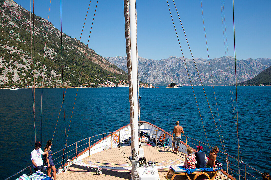 Passagiere an Deck und Bug von Motorsegler Kreuzfahrtschiff M/S Panorama (Variety Cruises), nahe Kotor, Montenegro