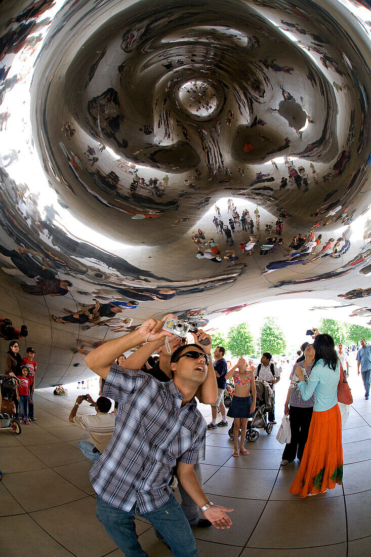 USA, Illinois, Chicago, Loop District, Millennium Park, Anish Kapoors Cloud Gate, die gemeinhin 2004 gegründet genannt wurde die Jelly Bean für te Eröffnung des Millenium Park