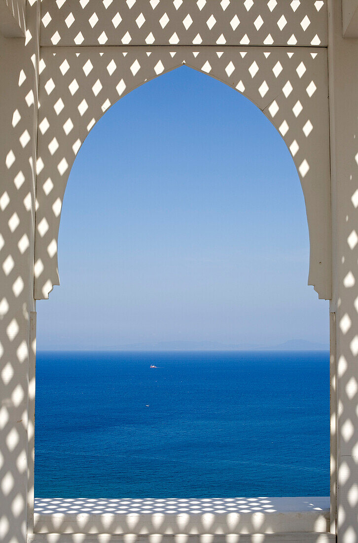 Marokko, Tangier Tetouan Region, Tanger, Kasbah, Nord-Pinus Tanger Hotel Pergola Restaurant mit Blick auf die Straße von Gibraltar