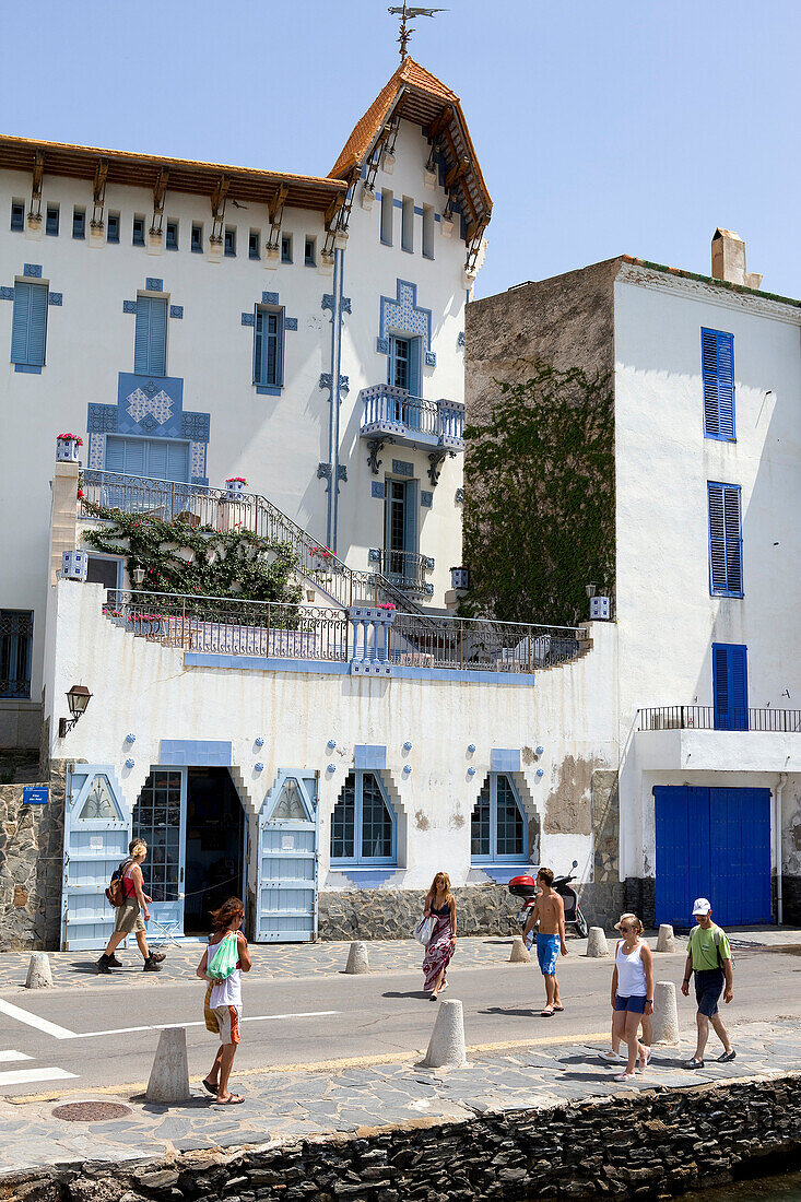 Spain, Catalonia, Costa Brava, Cadaques, house near the harbour