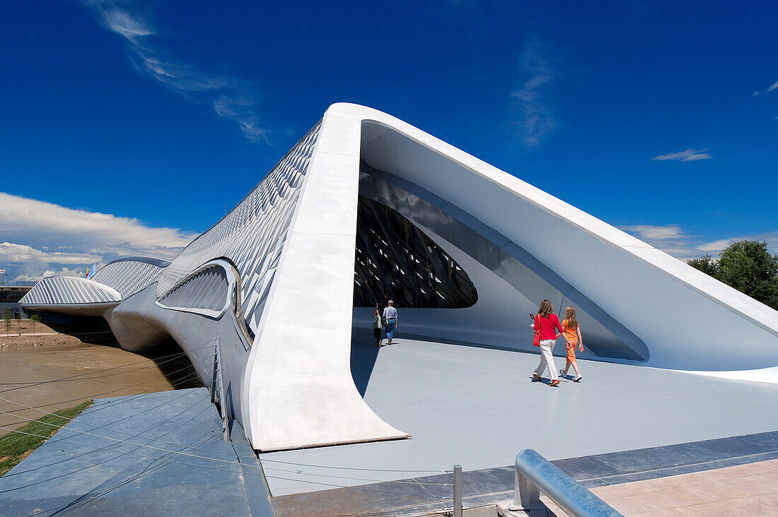 Spanien, Aragon, Zaragoza, Expo Zaragoza 2008, El Pabellon Puente (Pavillon-Brücke) von Zaha Hadid über Fluss Ebro