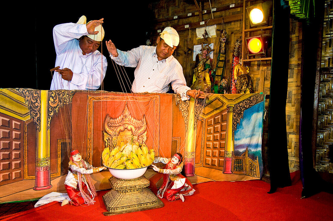 Myanmar (Birma), Mandalay, Mandalay, Mandalay Puppen, der Besitzer als Nyunt Theater (rechts) und sein Bruder Thein Lwin Puppen auf der Bühne den Umgang mit den Legenden von Zat Pwe (buddhistische jataka) und Yamazat (Geschichte von indischen zu interpret