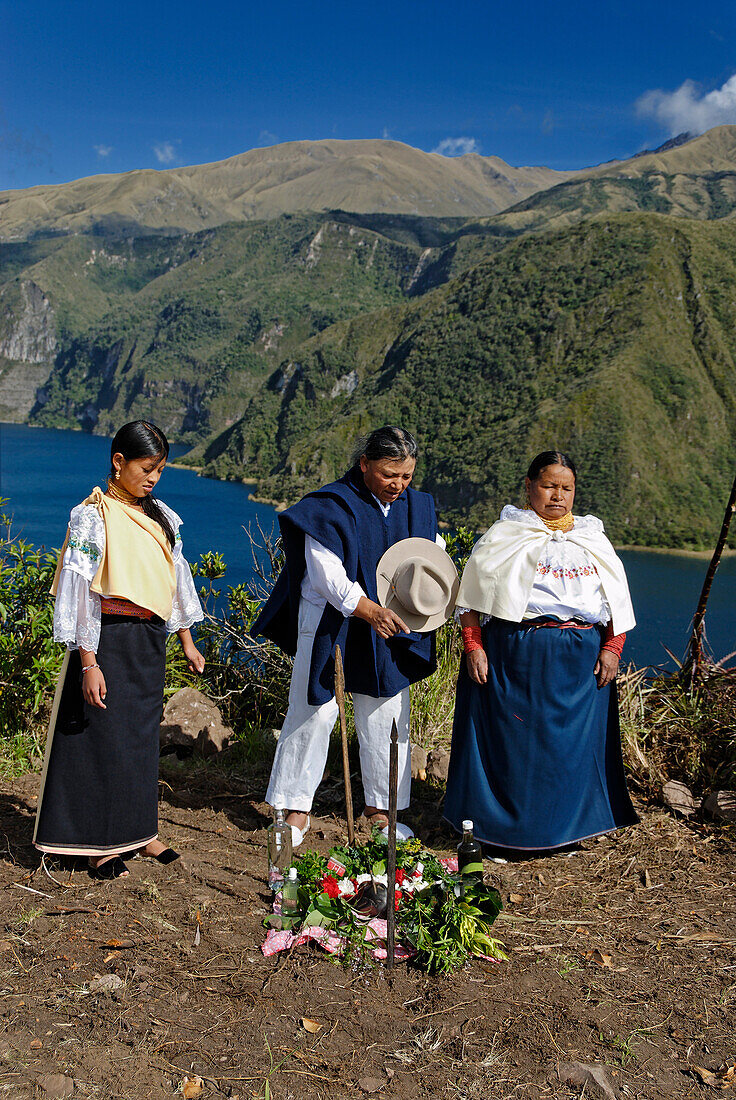 Ecuador, Imbabura Provinz, Anden, Lagune Cuicocha, am unteren Rand des Cotacachi dieser Schamanen Otavalero fleht die Kräfte der Natur für seine Sitzung der Reinigung