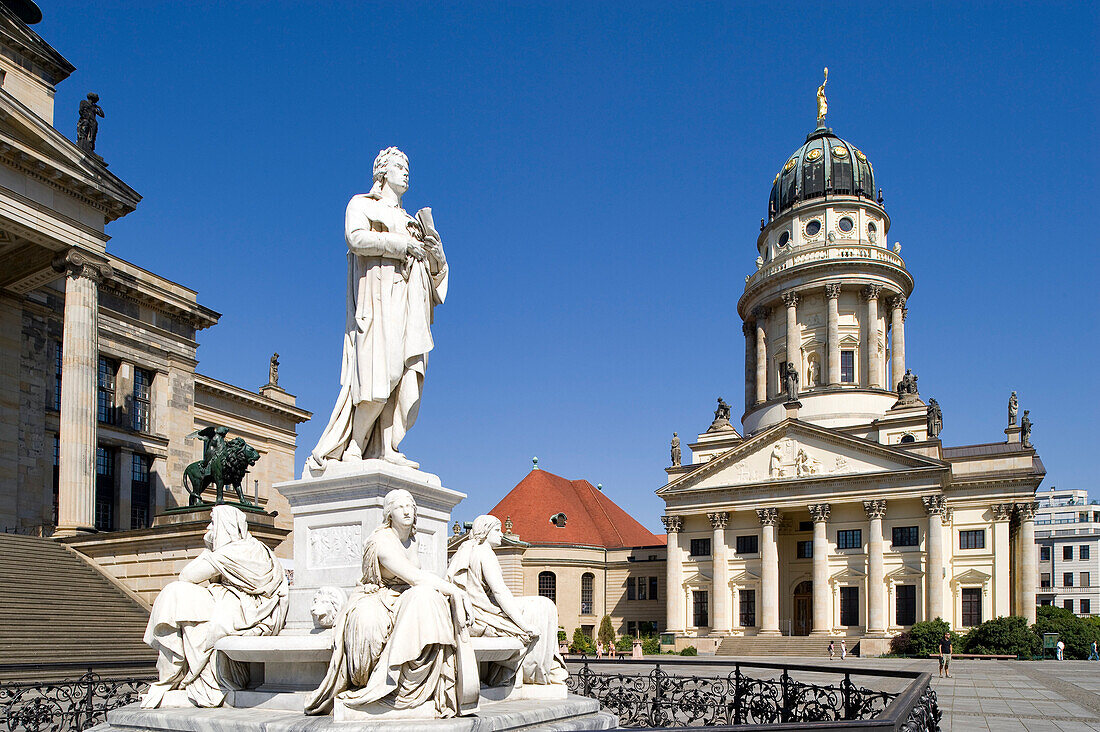 Deutschland, Berlin, Gendarmenmarkt, Französisch Kirche gebaut zwischen 1701 und 1705 von den Architekten Louis Gayard und Abraham Quesnay und die Marmor-Statue von Schiller