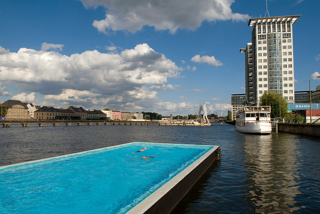 Germany, Berlin, Kreuzberg district, Badeschiff floatting swimming pool on the Spree river, Eichenstrasse 4