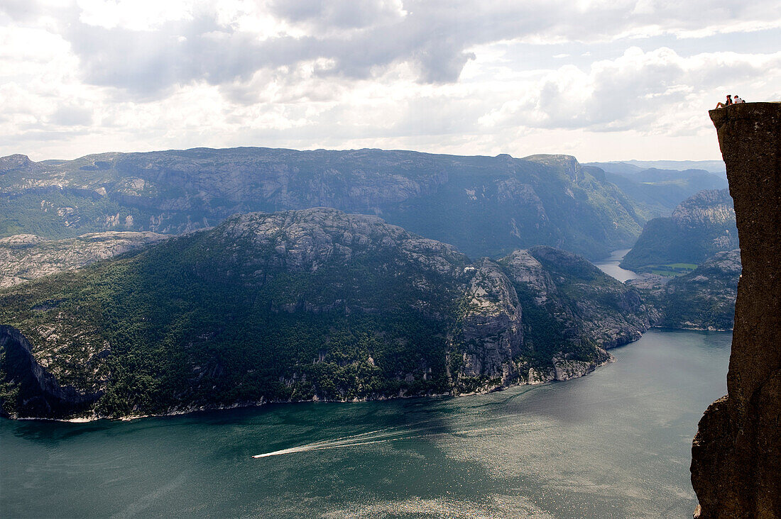 Norwegen, Rogaland County, Lysebotn Fjord, Wanderer in Preikestolen Felsen auf 600 m Höhe über dem Lysefjord