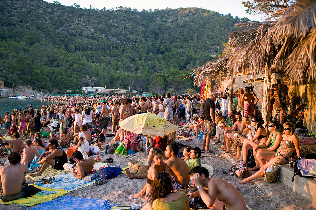 Spanien, Balearen, Ibiza, Benniras Strand, im Sommer, Trommelkonzerte statt jeden Sonntag Nachmittag