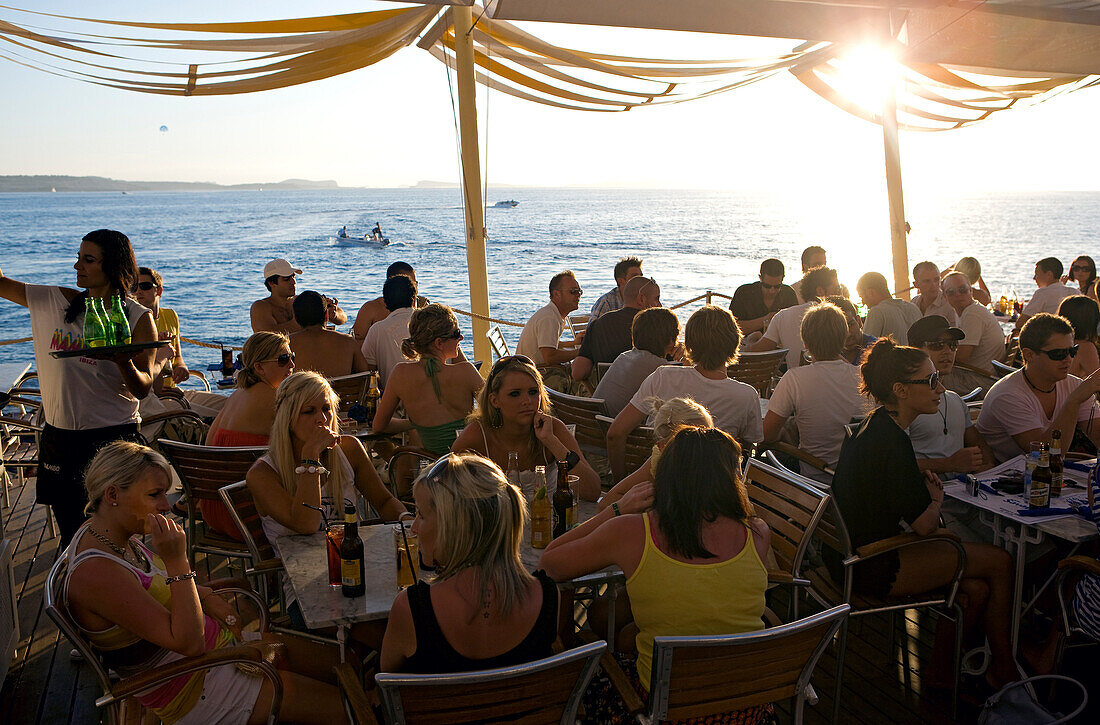 Spanien, Balearen, Ibiza, Sant Antoni, jeden Tag bei Sonnenuntergang, treffen sich junge Leute im Café del Mar