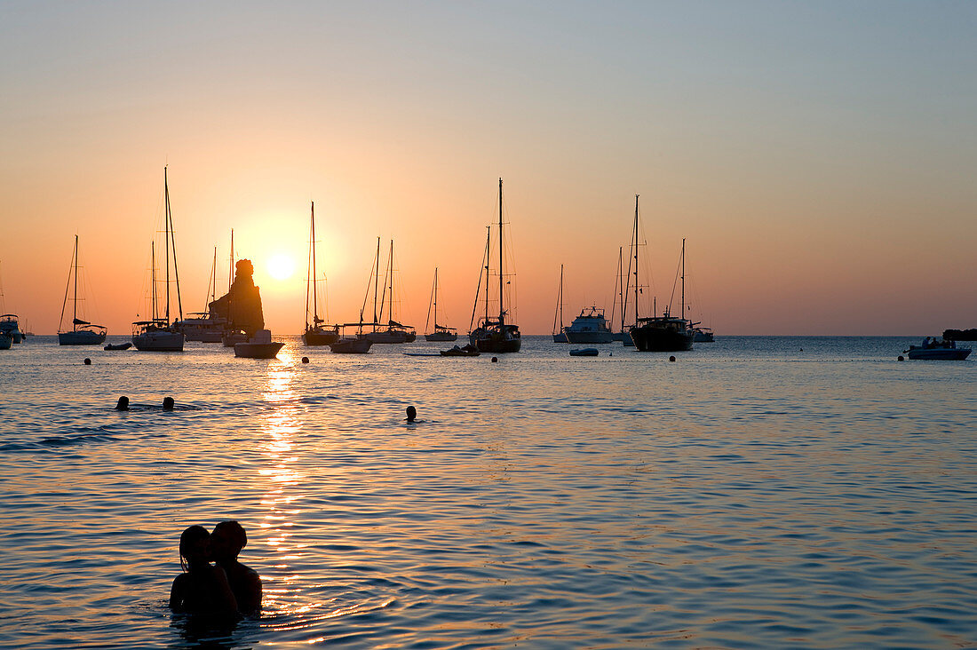 Spanien, Balearen, Ibiza Insel, Sonnenuntergang am Strand Benniras