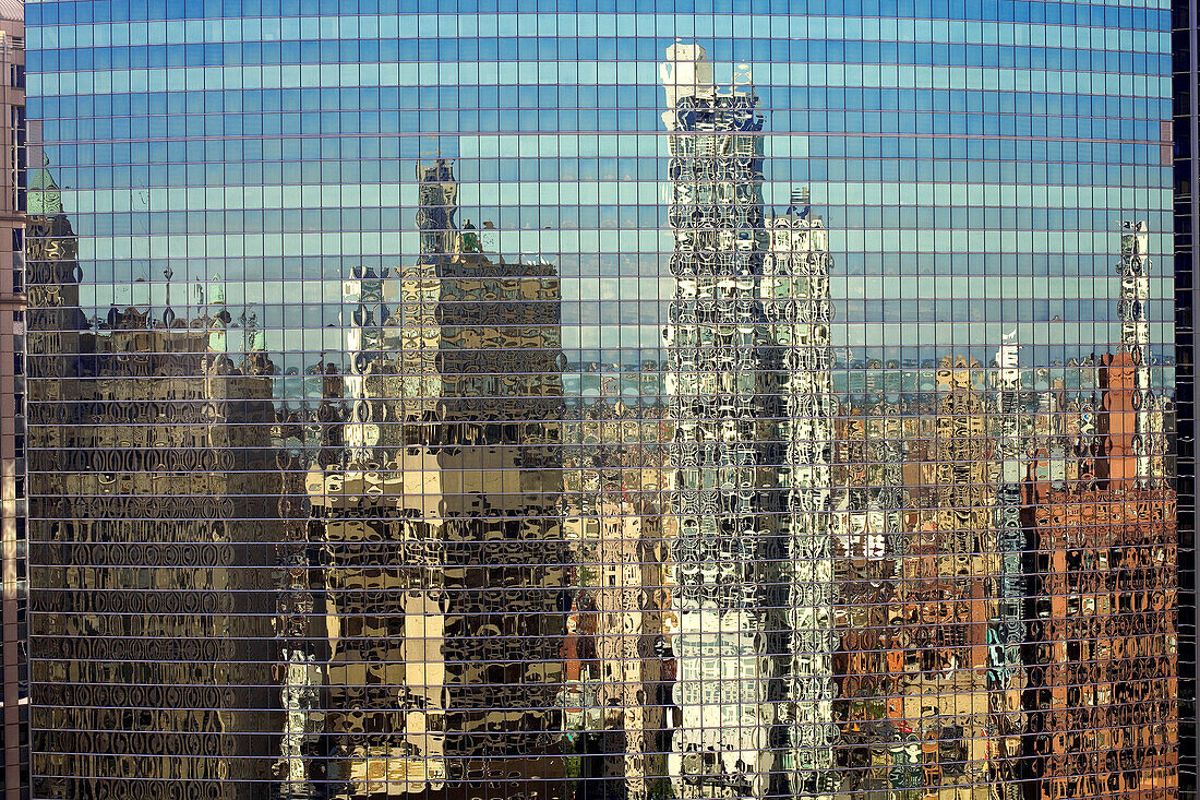 USA, Illinois, Chicago, Loop District, Reflexion auf einem Turm von West Wacker Drive