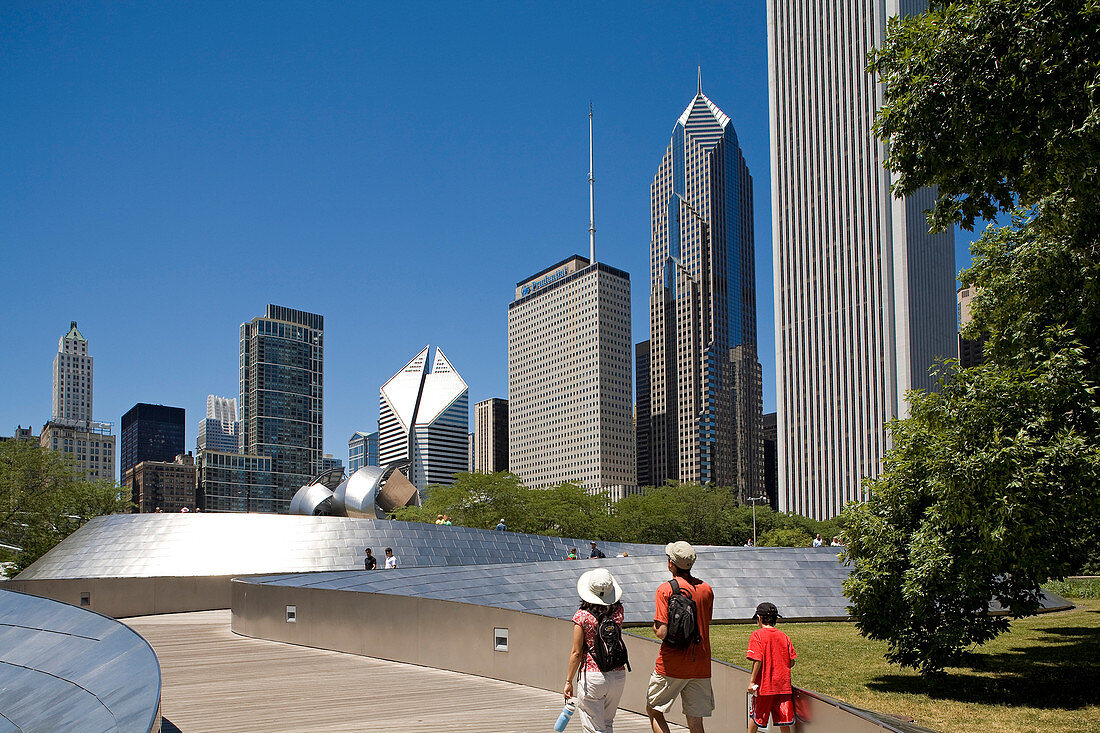 USA, Illinois, Chicago, Millennium Park, Wolkenkratzer Loop-District und Jay Pritzker Pavilion von Frank Gehry von BP-Brücke