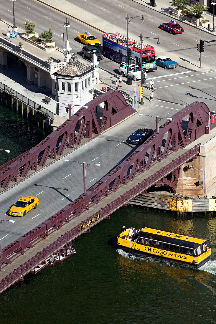 USA, Illinois, Chicago, Chicago River und Aufzug Brücken, den Durchgang eines Taxi-Boot unter Orleans Street Bridge, gelben Taxis und Doppeldecker-Bus