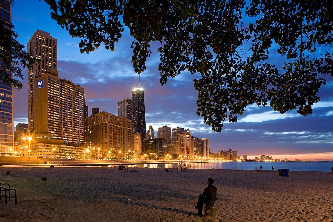 United States, Illinois, Chicago, Gold Coast and buildings at the edge of Michigan Lake, Olive Park Beach at sunset