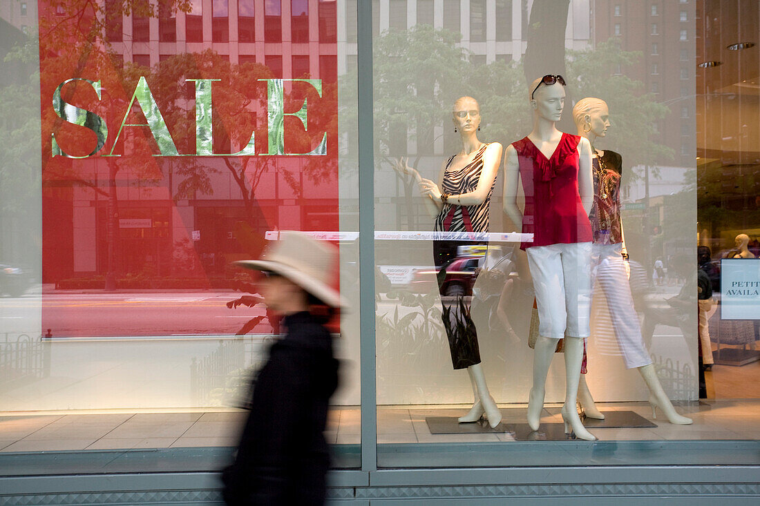 USA, Illinois, Chicago, Magnificent Mile District, Frauen durch ein Schaufenster in Michigan Avenue vorbei