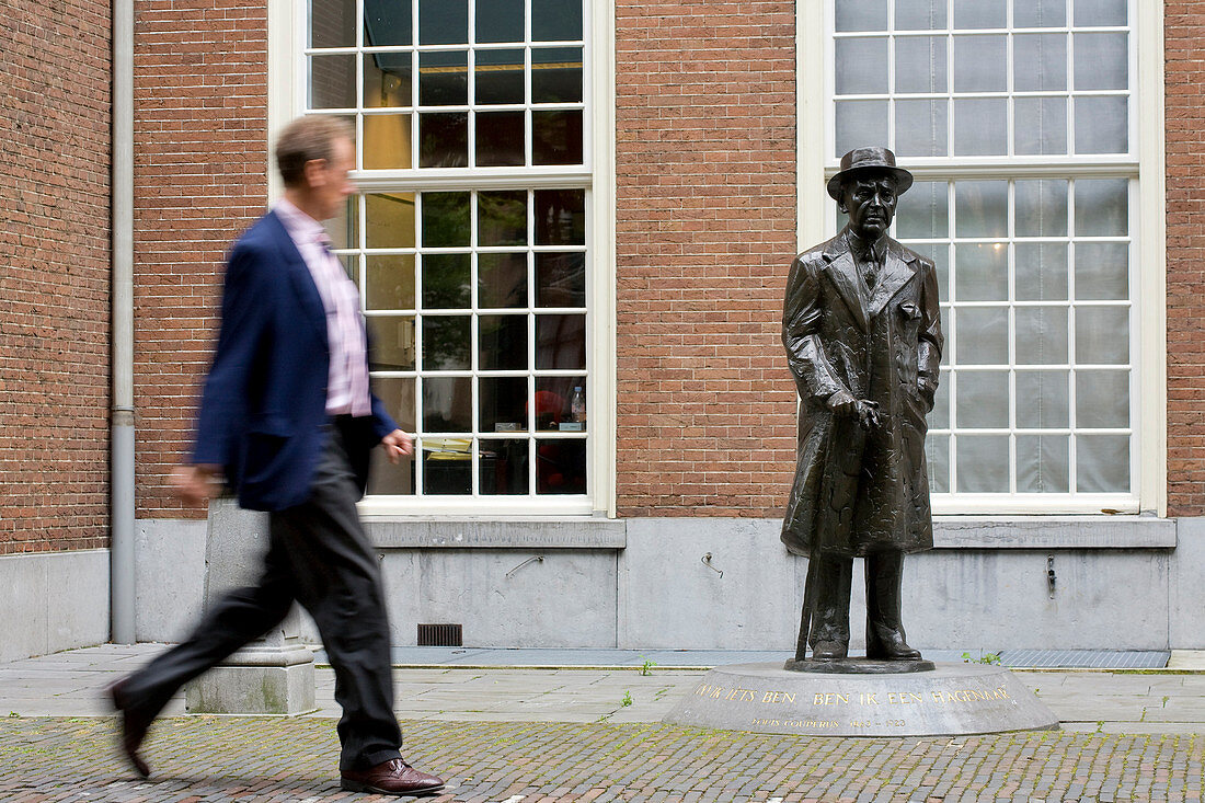 Niederlande, Süd-Holland, Den Haag, Lange Voorhout, Skulptur von Louis Couperus, niederländischen Dichter und Schriftsteller