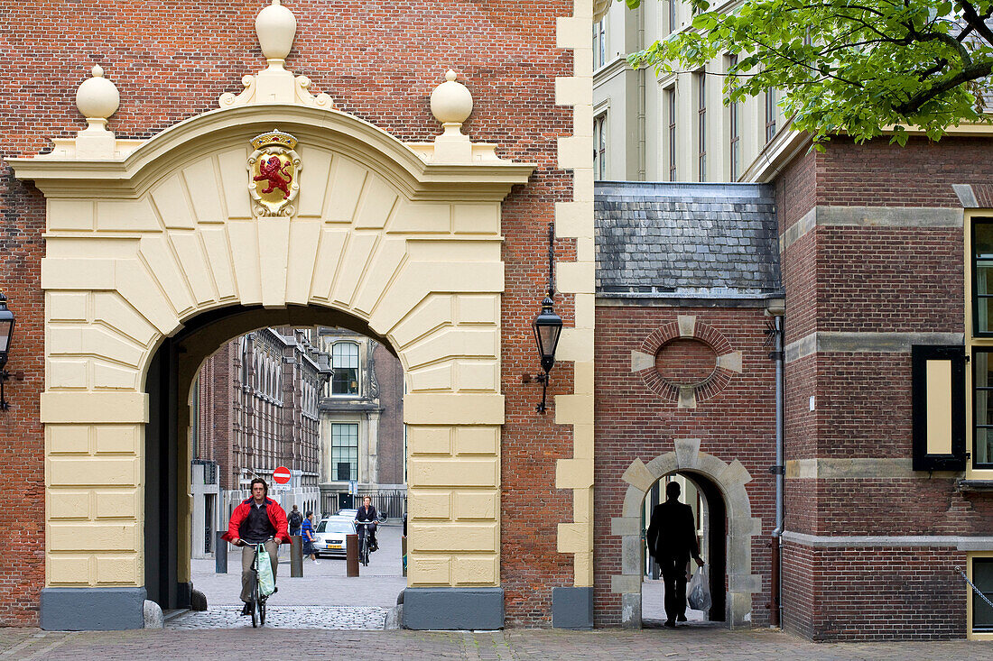 Niederlande, Süd-Holland, Den Haag, seit 1634 Grenadiere aus Sicht tragen Binnenhof
