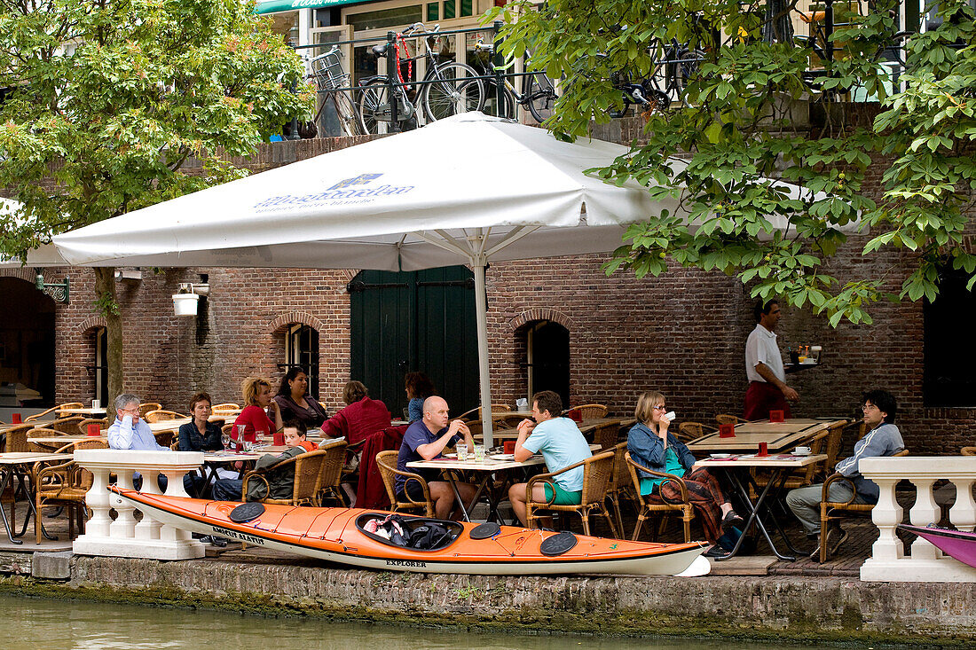Niederlande, Süd-Holland, Utrecht, alte Kanal (Oudegracht), Terrasse am Wasser mit Kajak