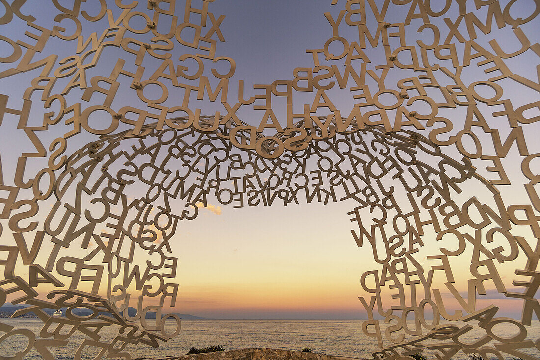 Skulptur von Jaume Plensa, Der grosse Nomade, Antibes, Côte d Azur, Frankreich (nur redaktionelle Verwendung)