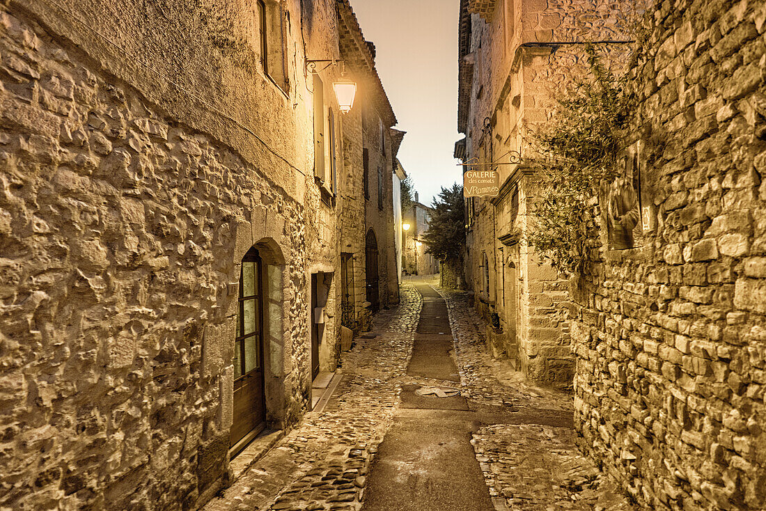 Alley in roman town Vaison la Romaine , Provence, Provence-Alpes-Côte d'Azur, Vaucluse, France