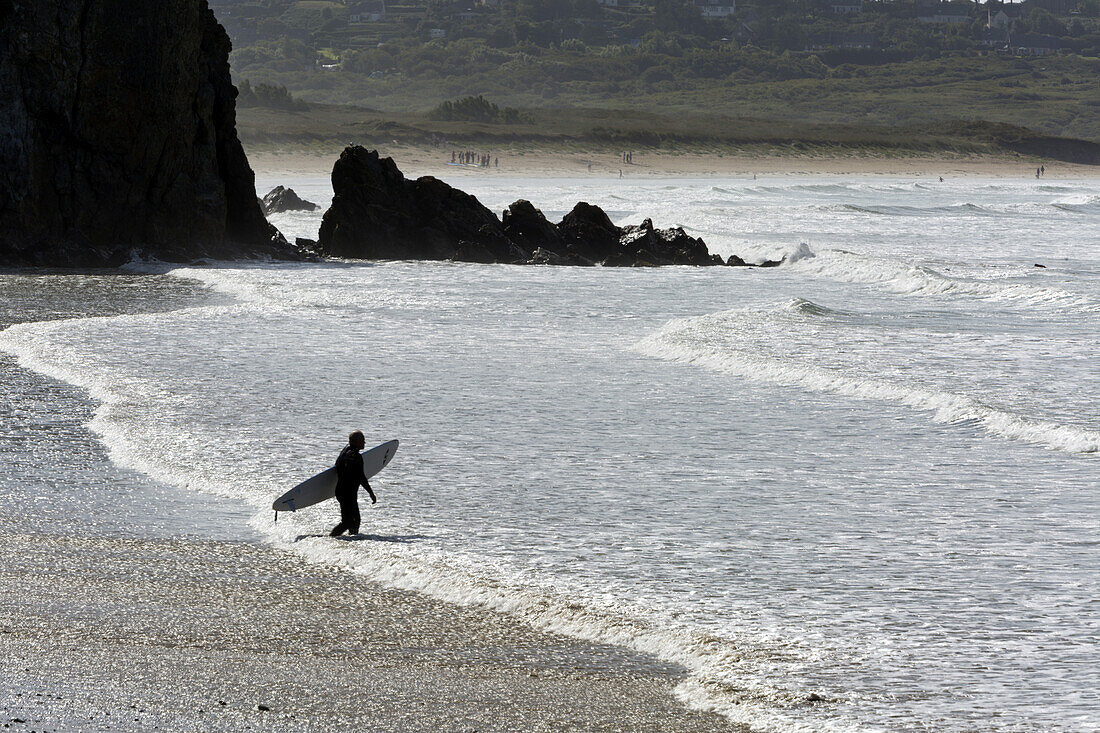 Surfers, Anse de Dinan, Bretagne, Frankreich