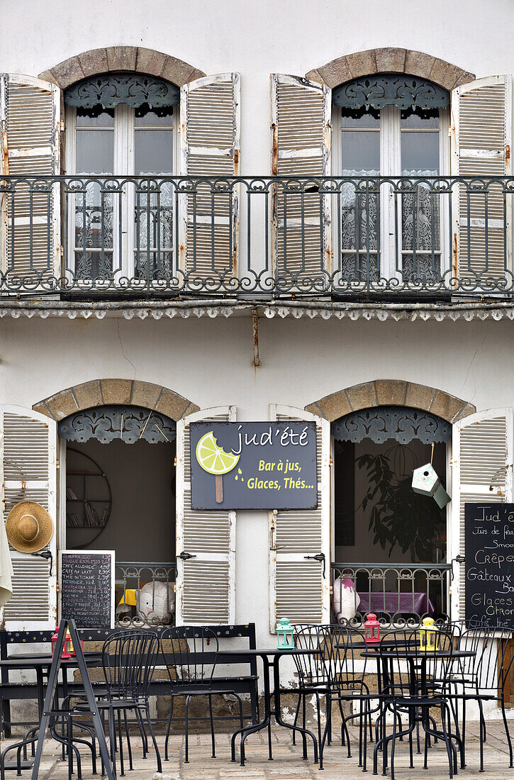 Café façade, Carnac, Bretagne, France