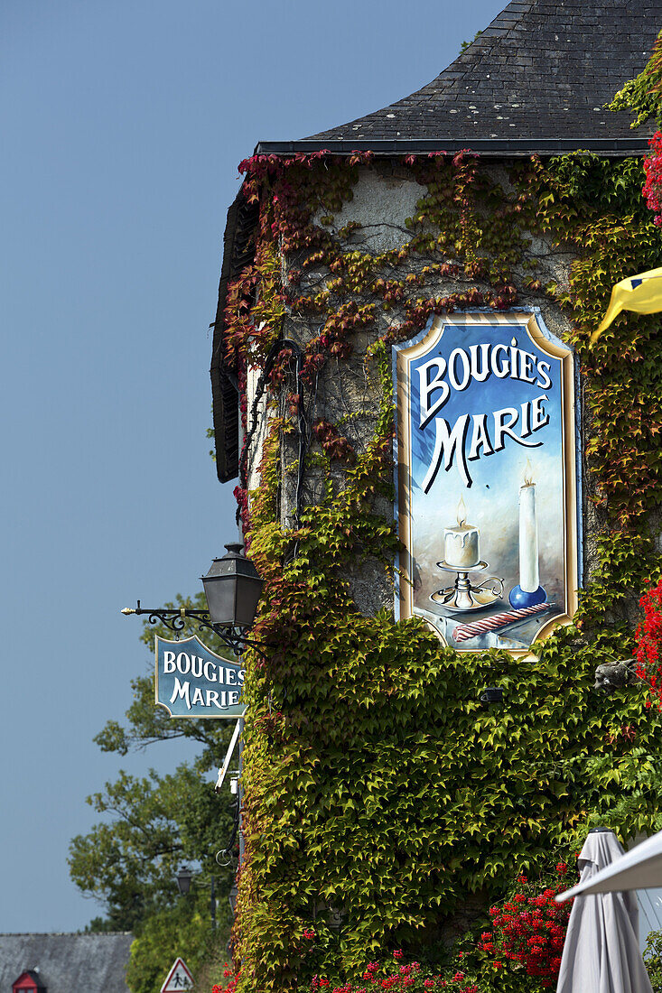 Detail der Werbung, Rochefort-en-Terre Dorf, Bretagne, Frankreich