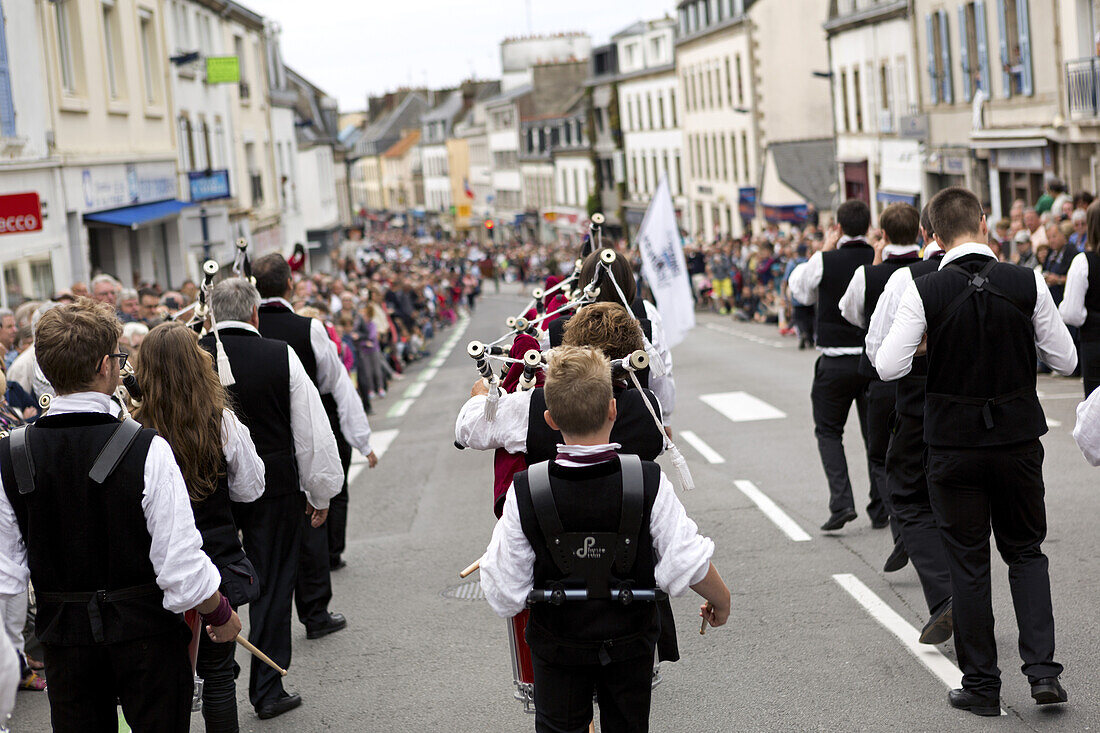 Parade, das Fest der blauen Netze in Concarneau, Bretagne, Frankreich