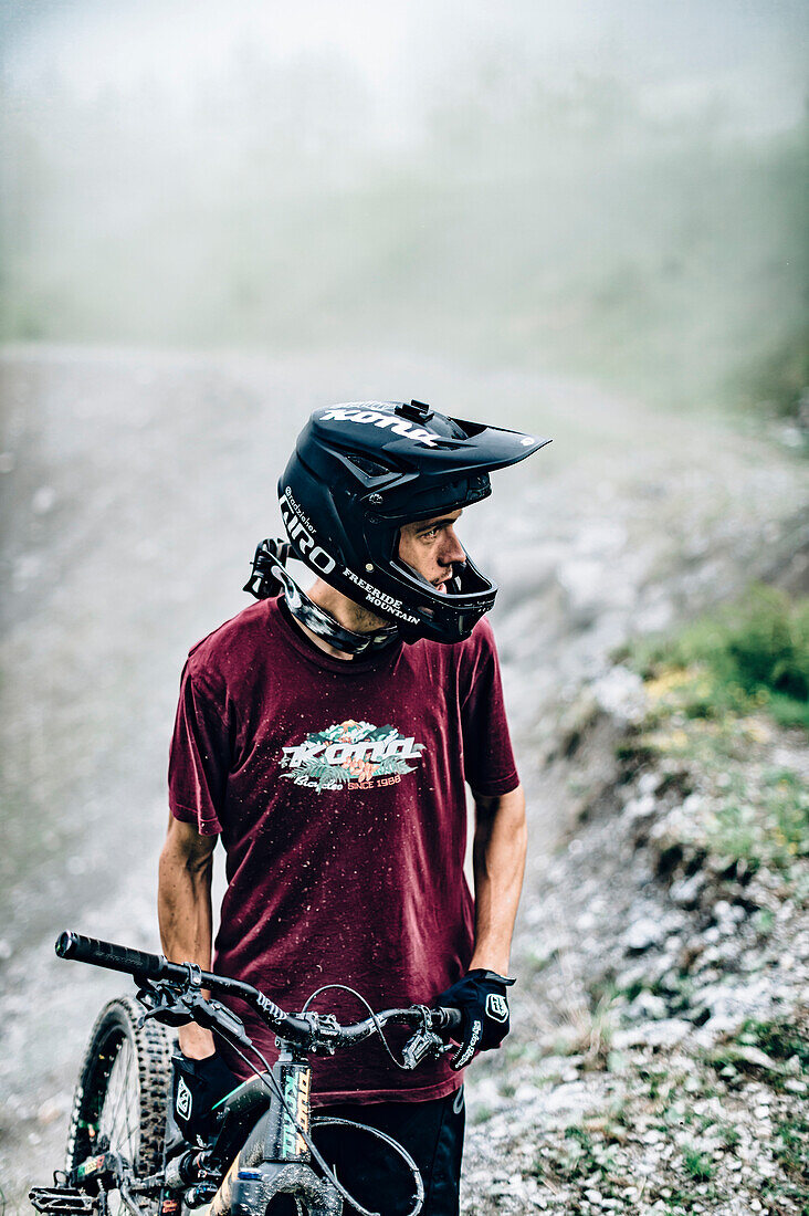 Portrait junger Mountainbiker, Mountainbike, Hütte, Brandnertal, Vorarlberg, Österreich