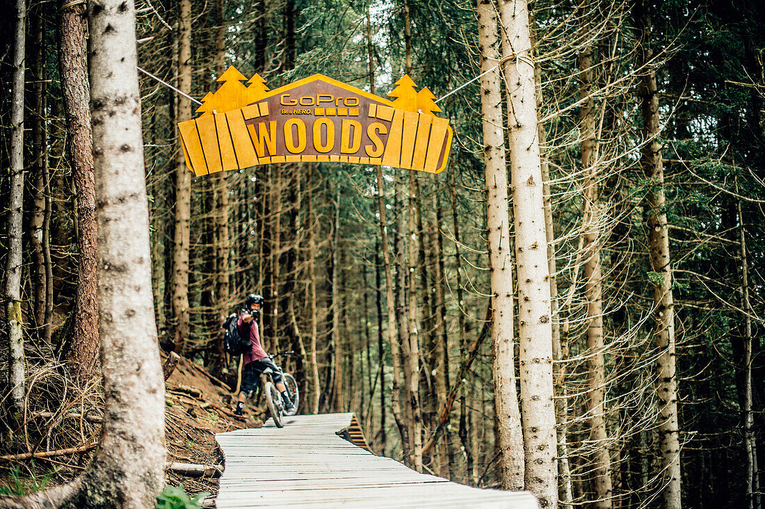 Bikepark Brandnertal, Brandnertal Valley, Mountainbiker, Downhill, Mountainbike, woods, gras, Vorarlberg, Austria, Mountains, Alps