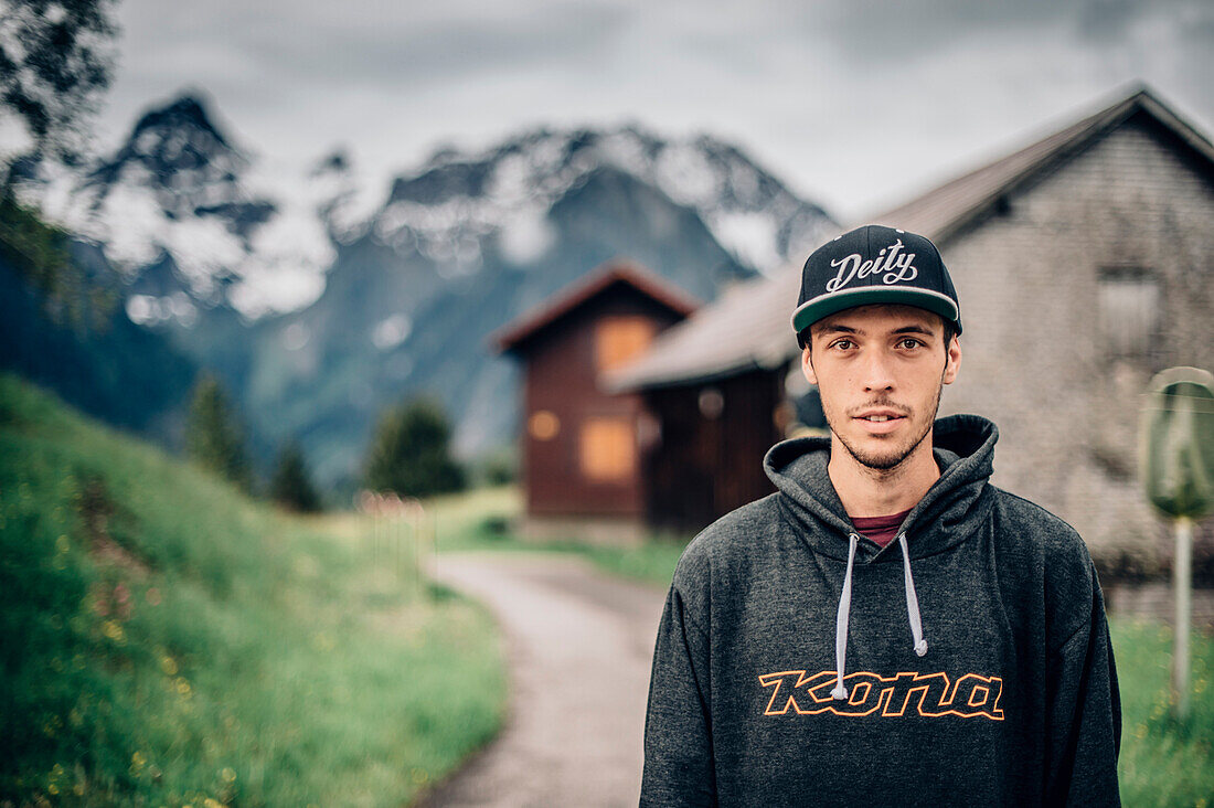 Portrait junger Mountainbiker, Brandnertal, Vorarlberg, Österreich