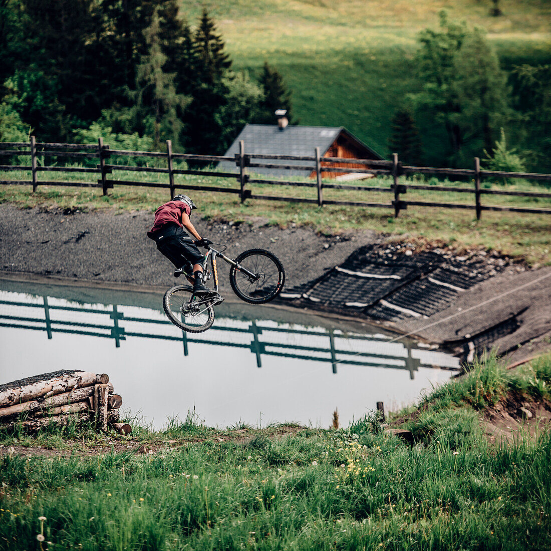 Bikepark Brandnertal, Brandnertal Valley, Mountainbiker, Downhill, Jump, Mountainbike, woods, gras, Vorarlberg, Austria, Mountains, Alps