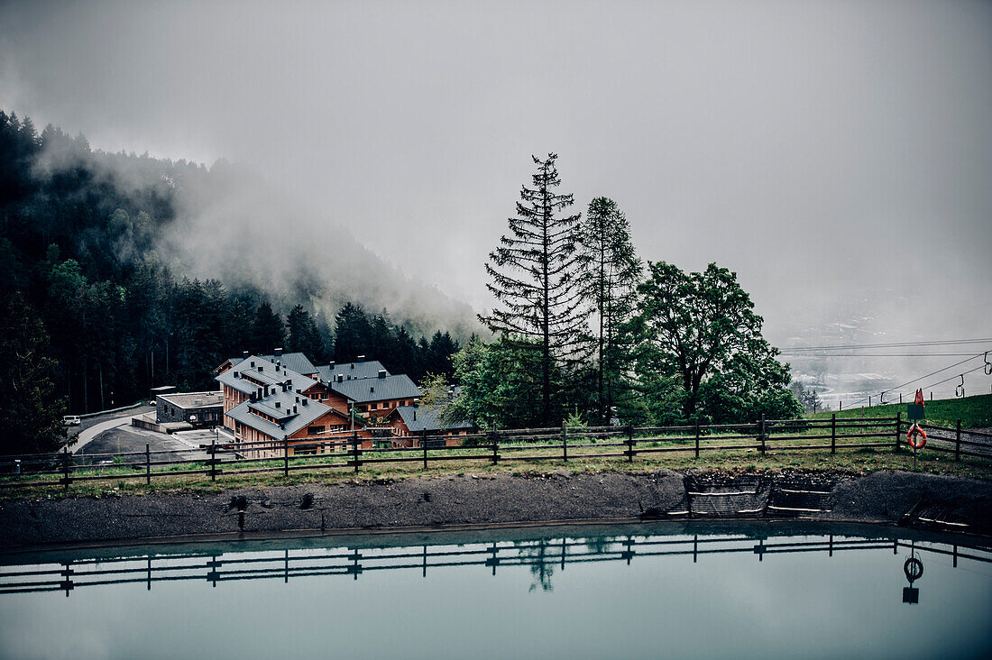 Ortschaft im Brandnertal, Vorarlberg, Österreich, Berge, Wolken