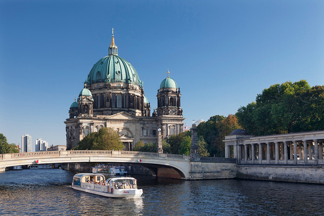 Excursion boat on Spree River, Berliner Dom (Berlin Cathedral), Spree River, Museum Island, UNESCO World Heritage Site, Mitte, Berlin, Europe