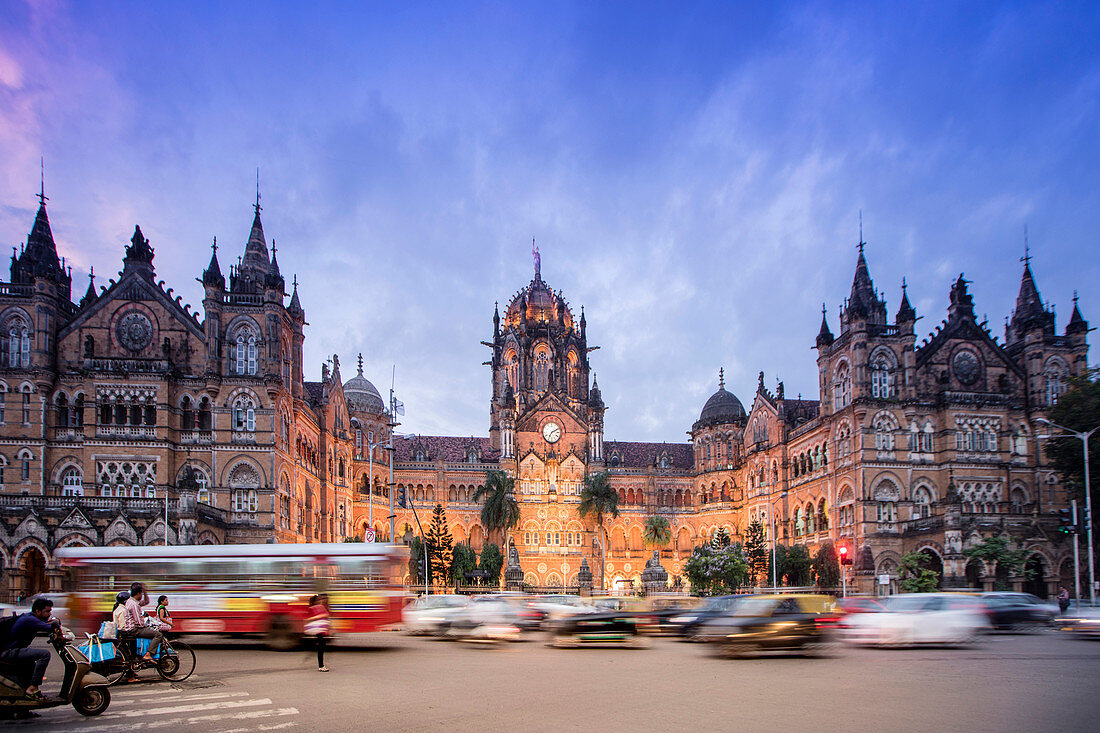 Chhatrapati Shivaji Terminus (Victoria Terminus), UNESCO World Heritage Site, historic railway station built by the British. Mumbai (Bombay), Maharashtra, India, Asia