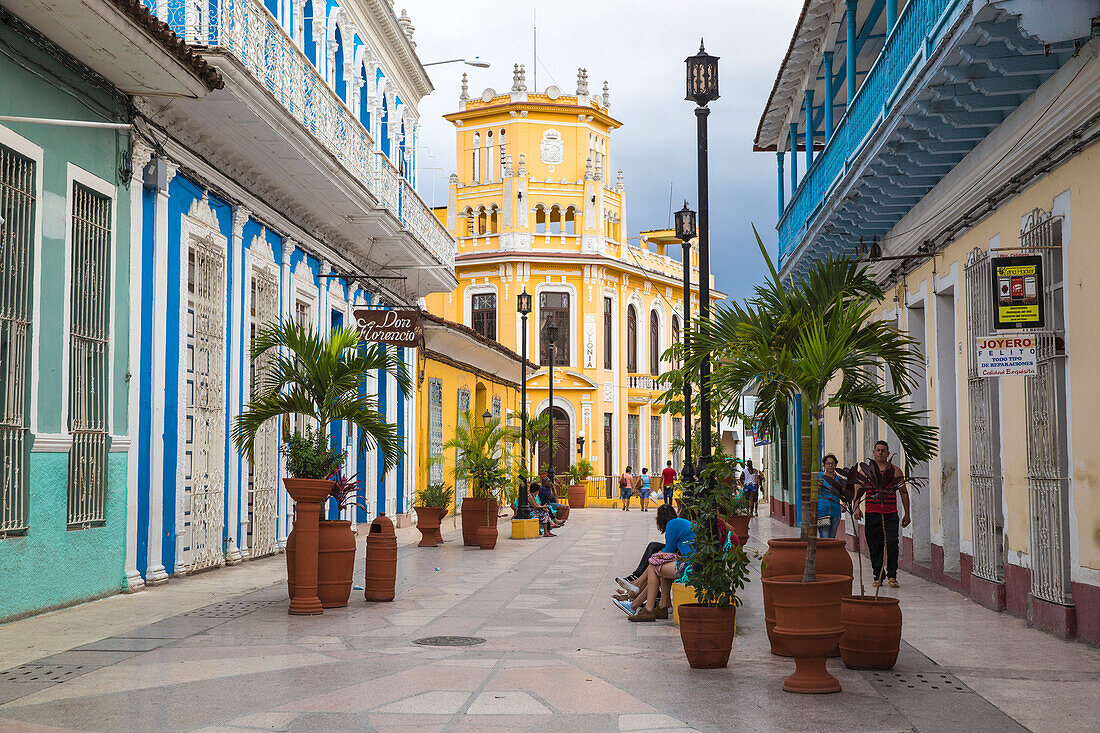 Calle Independencia Sur, pedestrian shopping street, leading to Colonia Espanola building, Sancti Spiritus, Sancti Spiritus Province, Cuba, West Indies, Caribbean, Central America