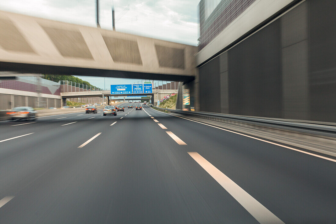 A1, Köln-Löwenich, Deutsche Autobahn, Verkehr, Verkehrsnetz, Bahnüberführung, Transit, LKW, Maut, Schallschutzwand, Barriere, Deutschland