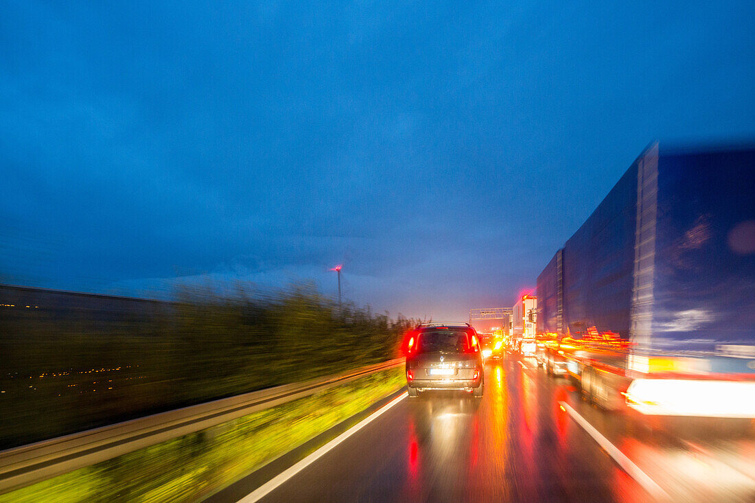 Nachtfahrt, Leuchtspuren, Lichtspuren, Bremsen, Deutsche Autobahn, Stau, Gefahr, Verkehr, Verkehrsnetz, Transit, LKW, Maut, Deutschland